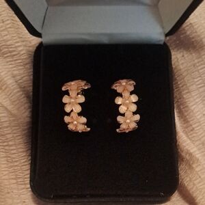 Chic Floral Cream Earrings